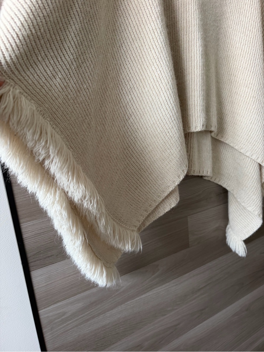 Cocogio Made in Italy Cream Turtleneck Fringe Poncho
Sweater Wool/Alpaca Blend - Picture 2 of 6